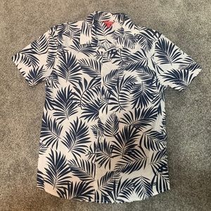 Guess Men’s Short Sleeve Button Down Size Medium